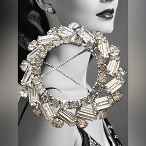 Elegant Weiss Crystal Rhinestone Brooch